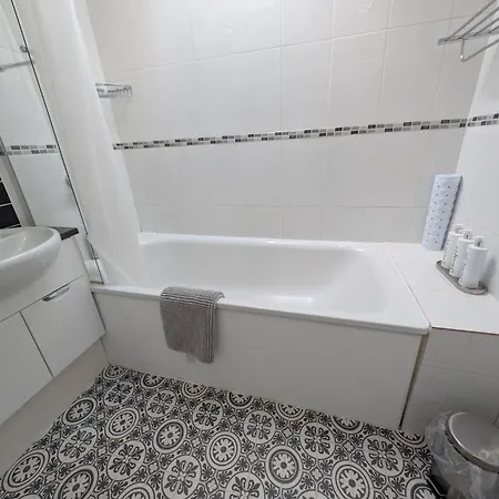 아파트 Two For Larger Group *